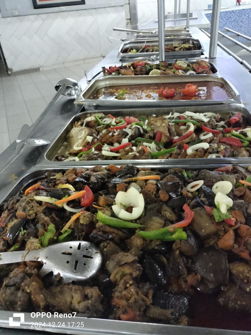 Buffet de plats chauds réalisé dans le cadre d’une prestation de catering